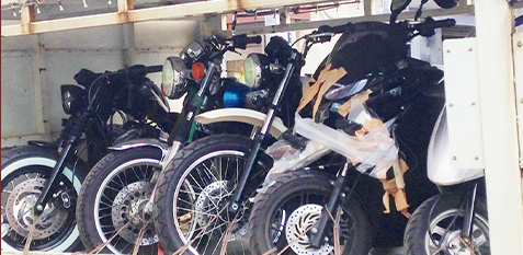 荷台にバイク
